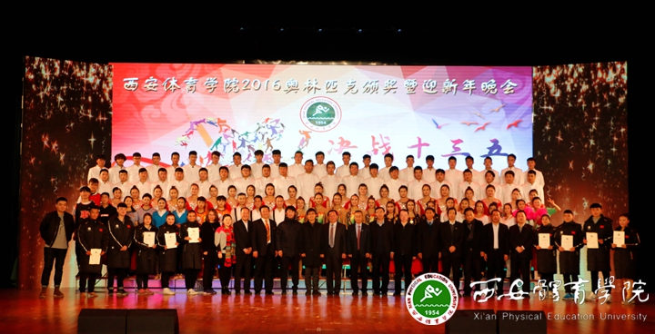 院领导、干部与全体演职人员合影_副本.jpg