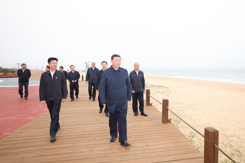 5月22日至24日,中共中央总书记、国家主席、中央军委主席习近平在山东考察。这是22日下午,习近平在日照市阳光海岸绿道考察。