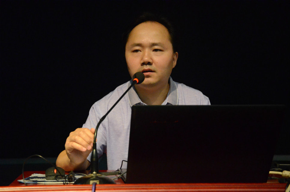 学院实验中心主任杨纯老师做讲座