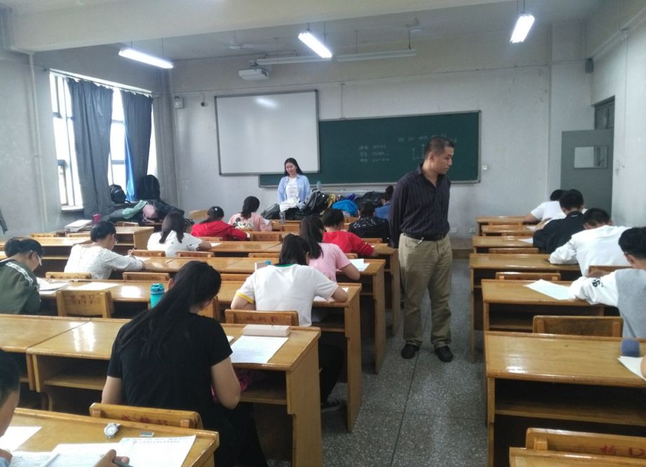 院党委副书记吴建军巡视考场
