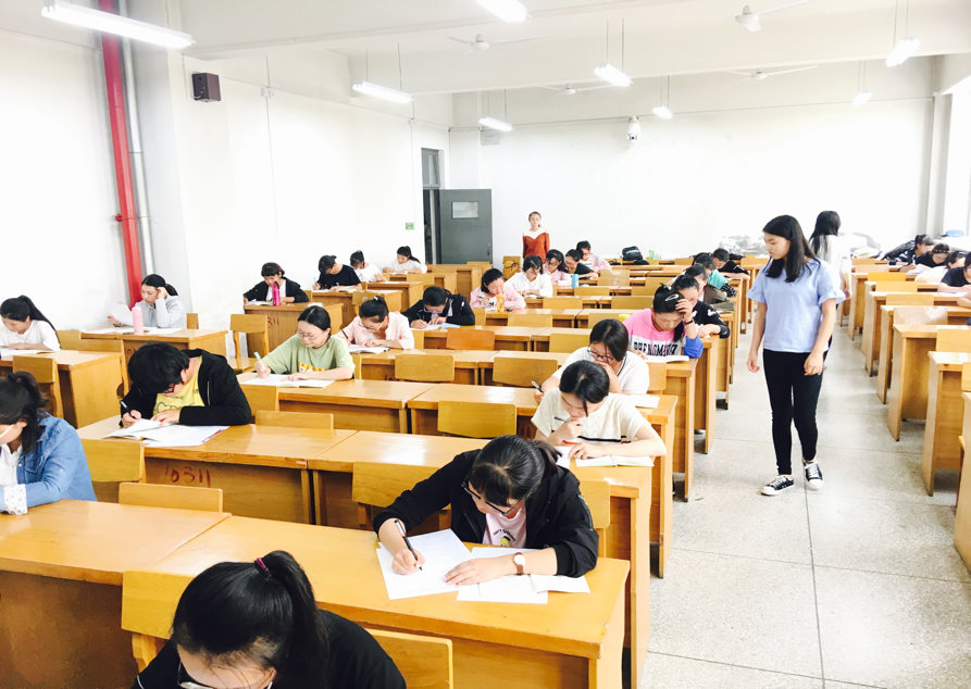 监考员仔细检查,严格监考